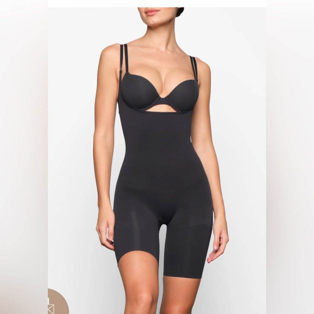 Skims - Butt enhancing open bust bodysuit | Onyx